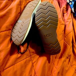 Women’s size 8 UGG Australia retainer shoes (Brand New!)